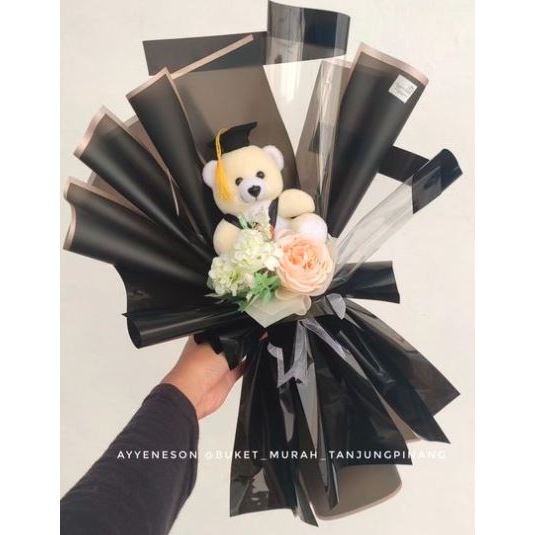 Buket Bunga Putih dan Boneka Wisuda Putih Kertas Warna Hitam