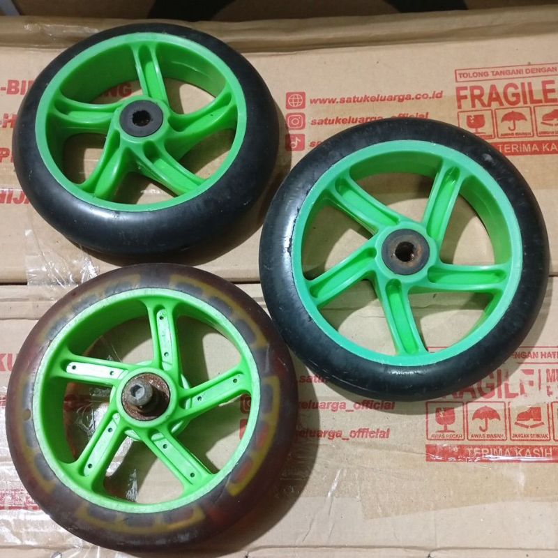 ban roda skuter injak pedal depan belakang