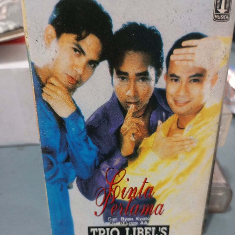 kaset trio libels cinta pertama