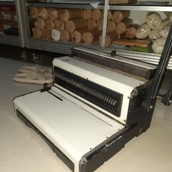 

Mesin Jilid Ring Kawat Spiral 3:1 Folio Coak Kalender F4 Wire Binding Machine Gemet 31 Calendar