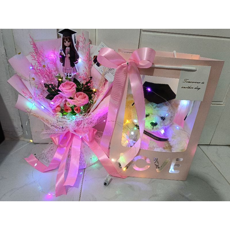 

BUKET WISUDA / BUNGA WISUDA / BONEKA WISUDA / GIFT WISUDA / KADO WISUDA / HAMPERS WISUDA / GRADUATION / WISUDA