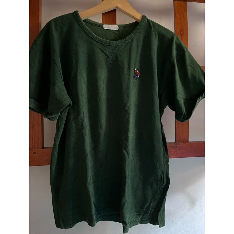 kaos hijau botol