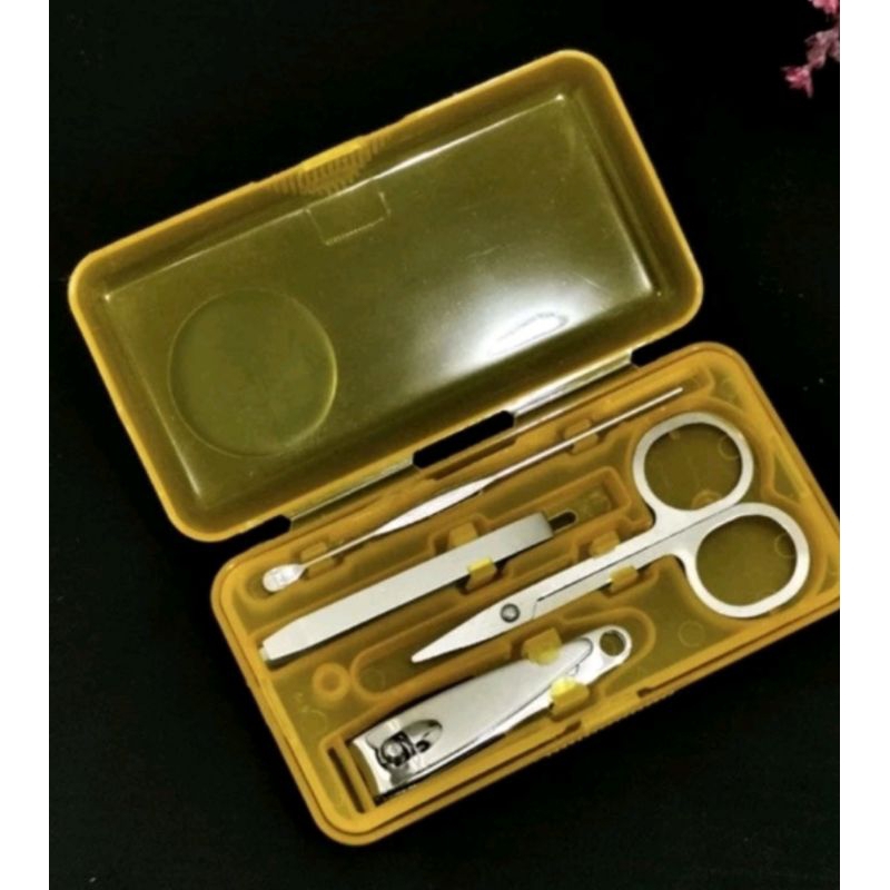 

GUNTING KUKU SET ISI 4