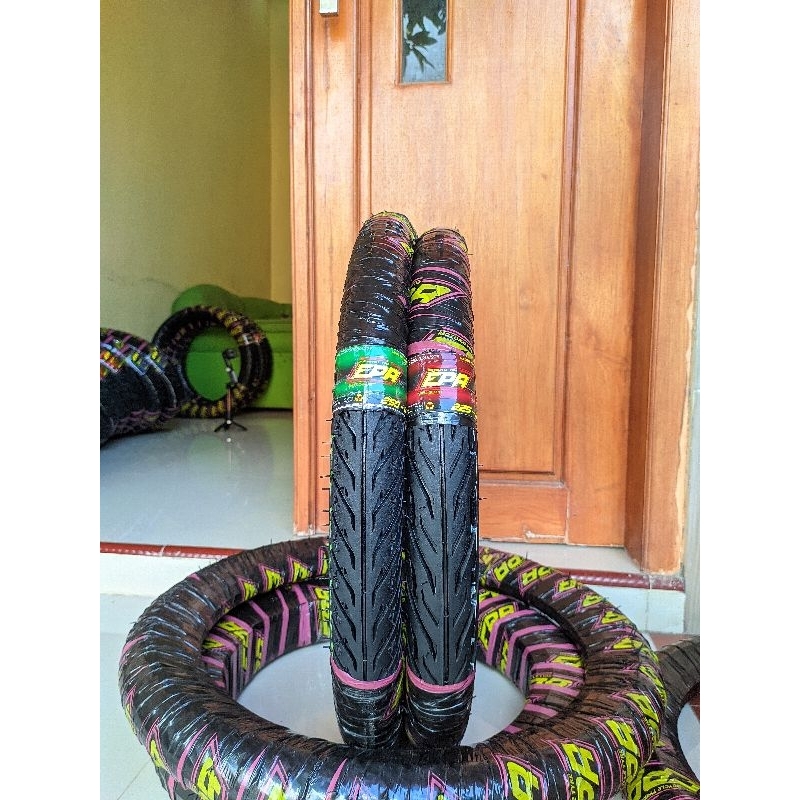 Sepasang ban motor bebek ring 17 ukuran 225 dan 250.