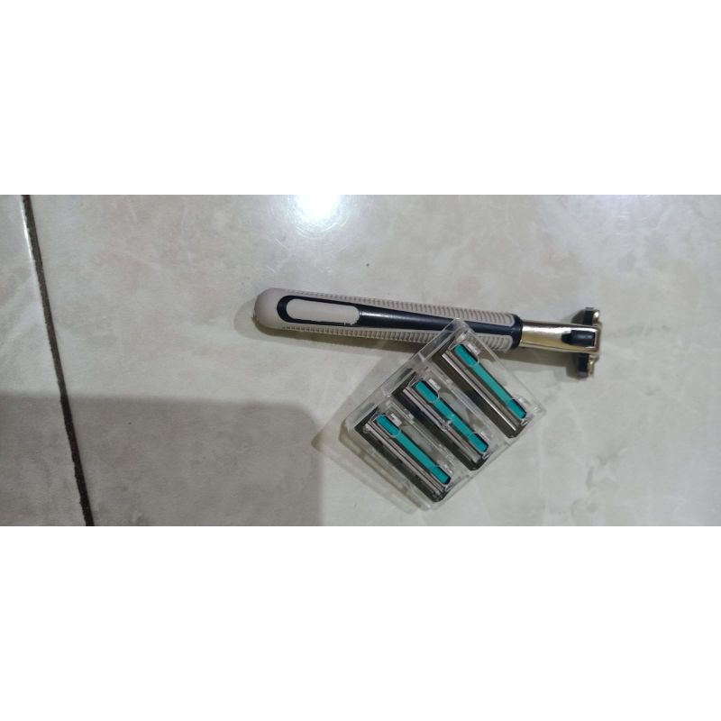 paket pencukur kumis gillette vector kw