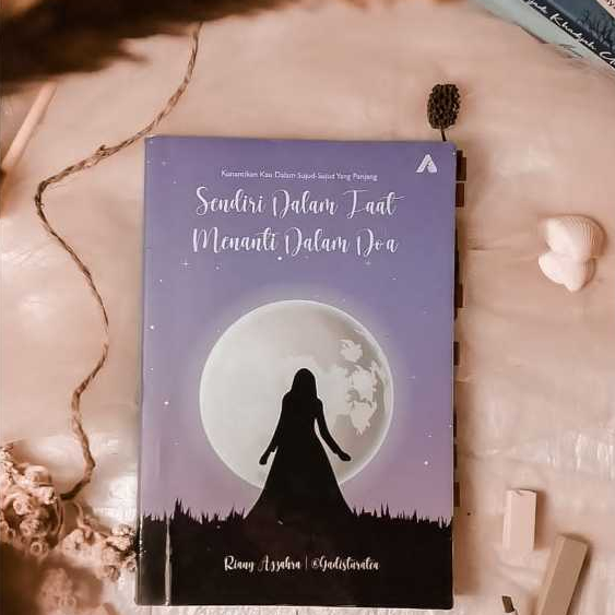 

SENDIRI DALAM TAAT MENANTI DALAM DOA - RIANY AZZAHRA GADISTURATEA