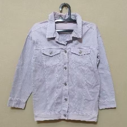 Jaket jeans oversize warna soft ungu muda lilac PRELOVED