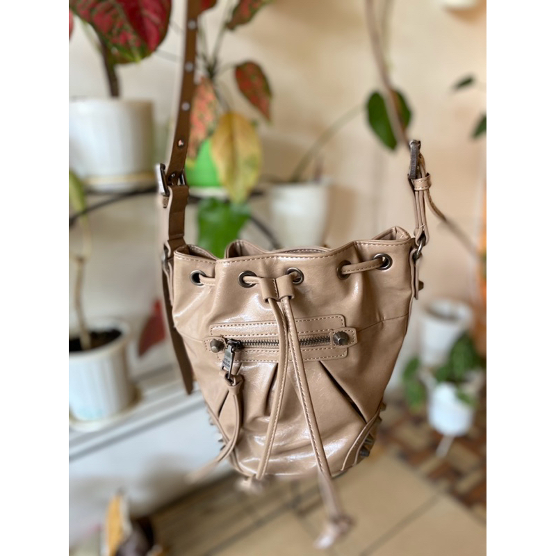 Preloved tas steve madden bvally tan bucket