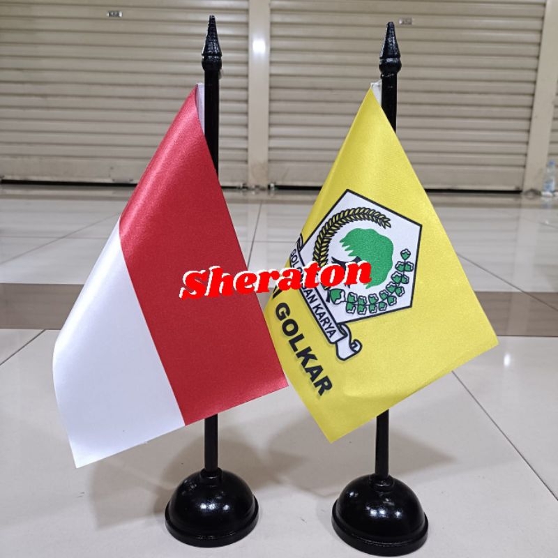 

tiang kayu meja+bendera partai GOLKAR+Indonesia