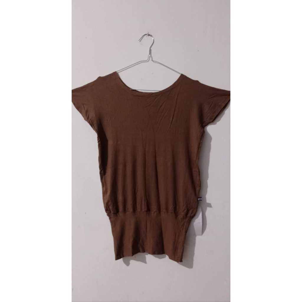 PRELOVED KAOS ATASAN WANITA LENGAN PENDEK WARNA COKLAT TUA