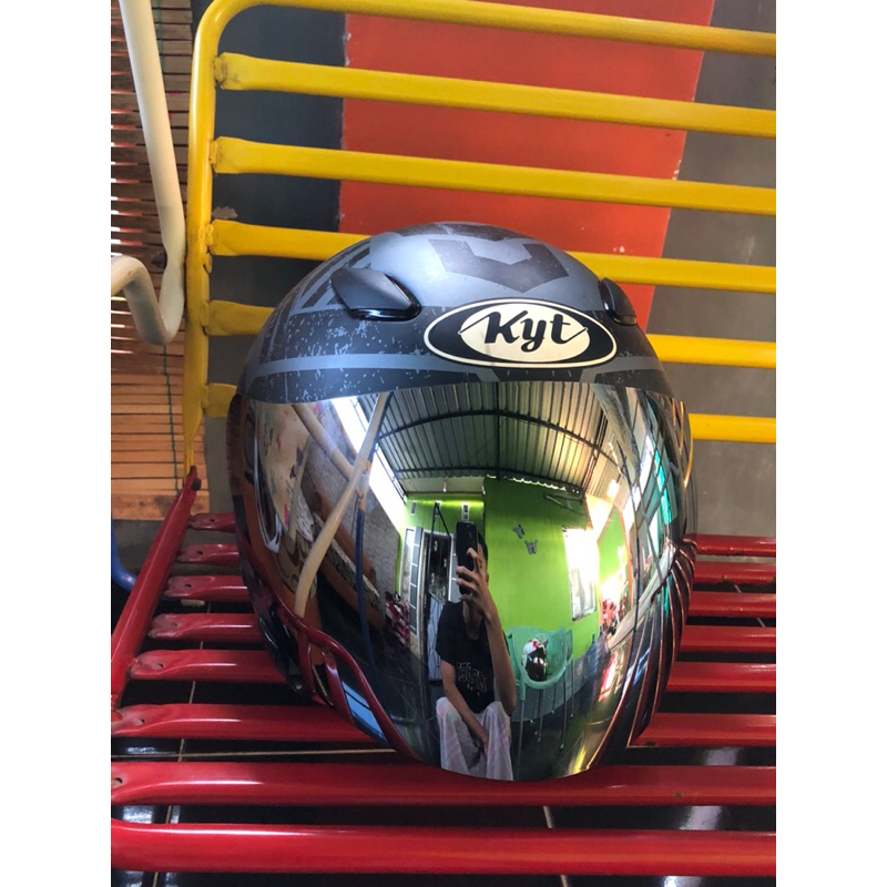 HELM BEKAS KYT DJ MARU