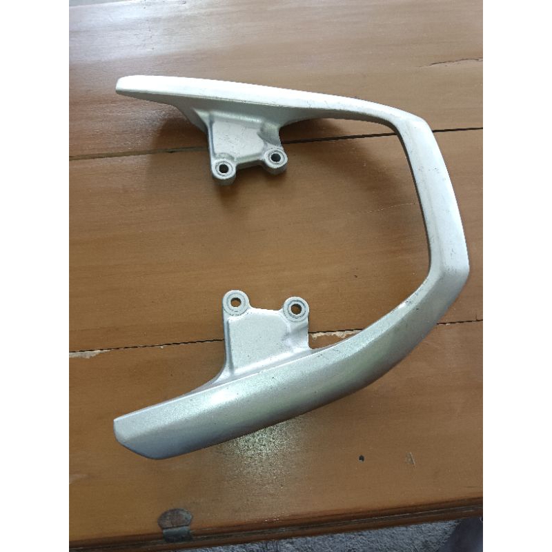 behel belakang motor megapro mono