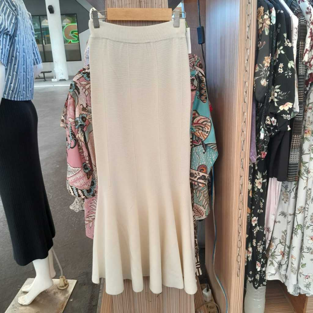 Rok Rajut Duyung Putih Broken White Import
