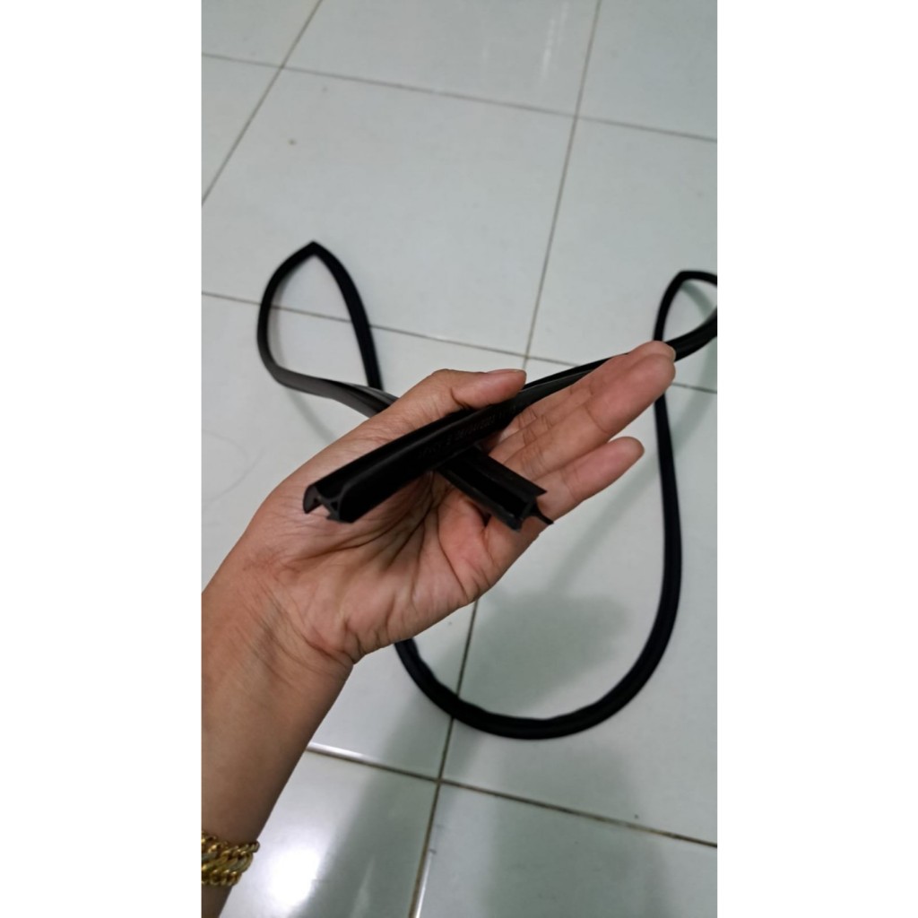 karet kaca mobil agya / ayla original