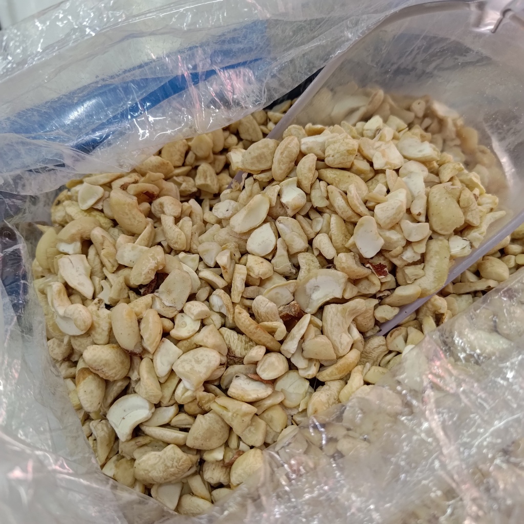 

Kacang Mede Hancur 50gr / Kacang Mete Hancuran / Kacang Mente Mentah / Bahan Kue Murah