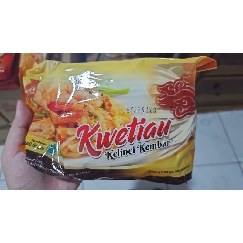 

Kwetiau Kering Kelinci Kembar / Kwe Tiau Dua Kelinci 1 Dus Dos Karton isi 30 pcs bks bungkus kemasan 180g gr gram