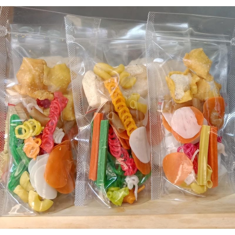 

Seblak Instan + bumbu lengkap.