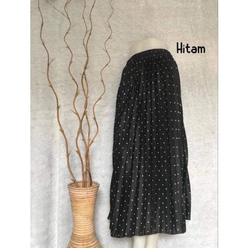 rok plisket hitam polkadot