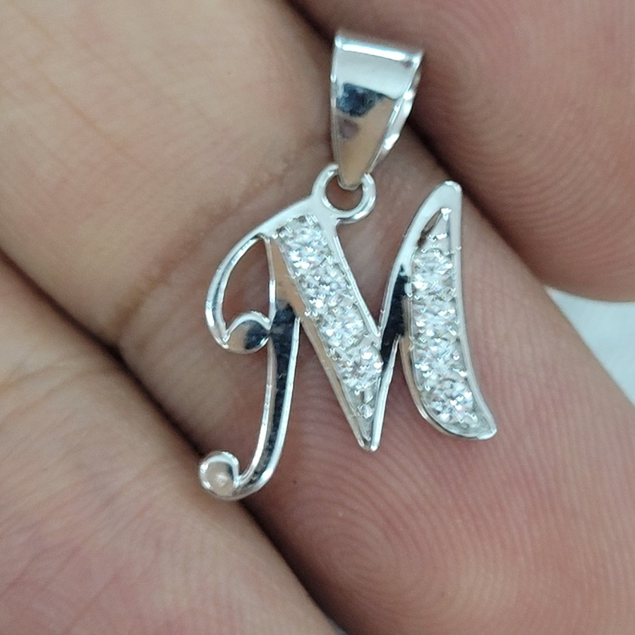 liontin model huruf M ad mata variasi putih emas 75% 750 75 % 17k