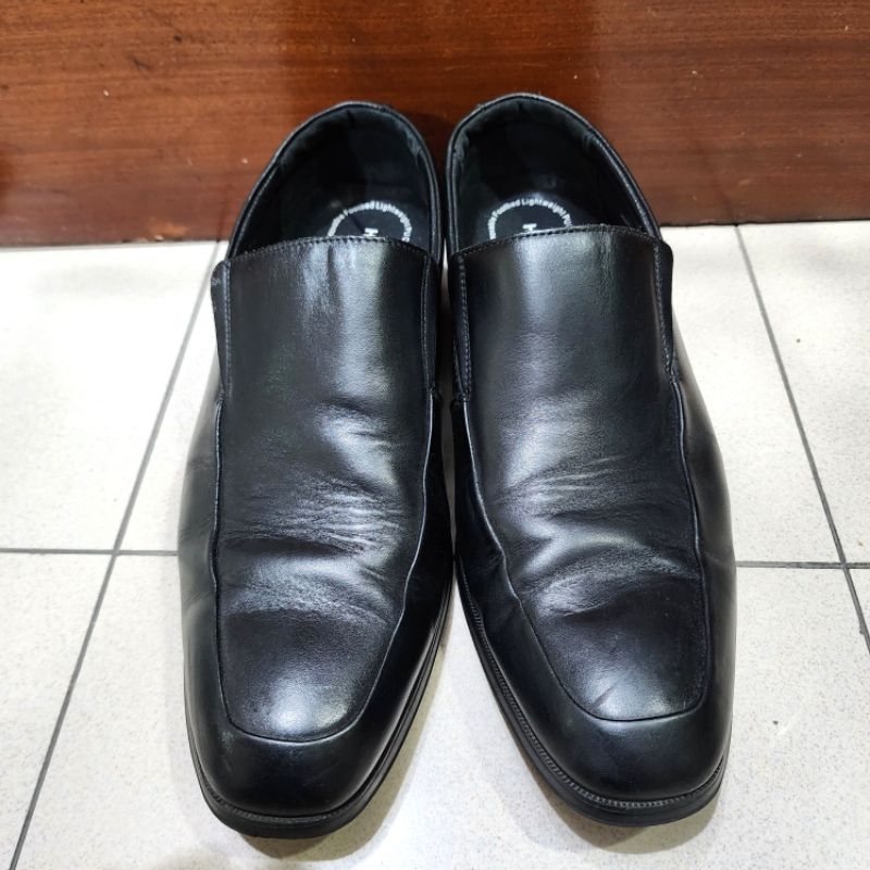 Preloved Hush Puppies Black Leather Men Formal Shoes