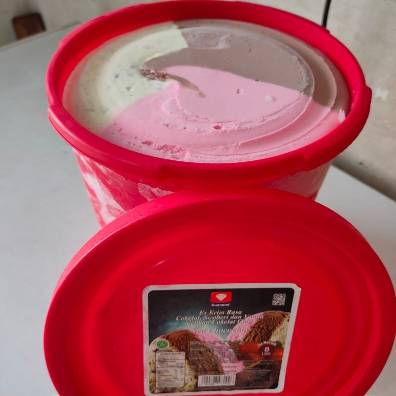 

ICE CREAM DIAMOND NEOPOLITAN CHOCHOCHIPS 3 RASA UKURAN 8 LITER