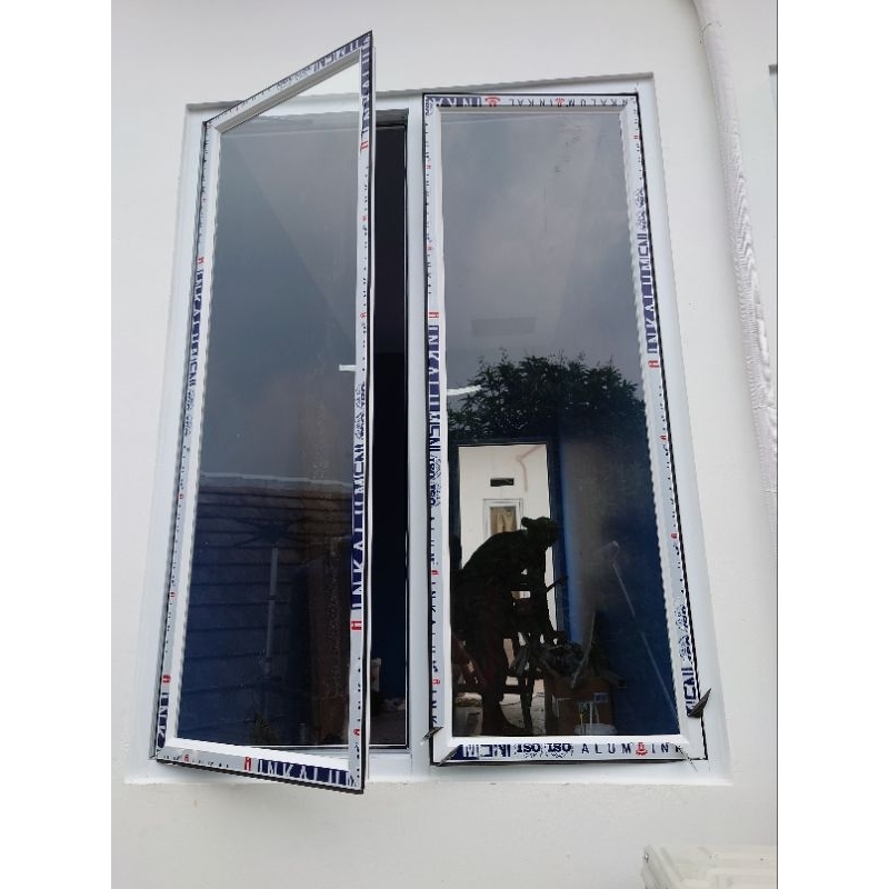 jendela aluminium warna putih,