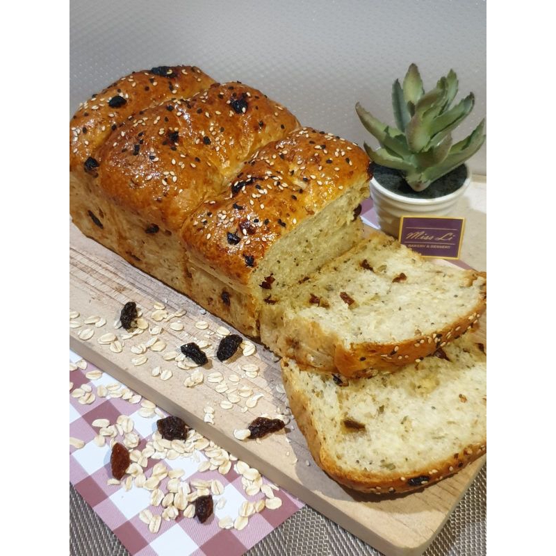 

Roti Tawar Gandum / Wheat Bread dengan Chiaseed dan Kismis