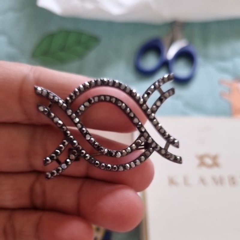 brooch wearing klamby ORI