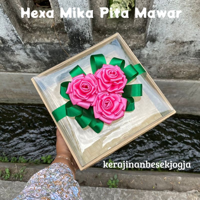 

WADAH SESERAHAN | KOTAK HEXA HIJAU MIKA PITA MAWAR | wadah makanan wadah oleh oleh lamaran oleh oleh nikah hampera jogja