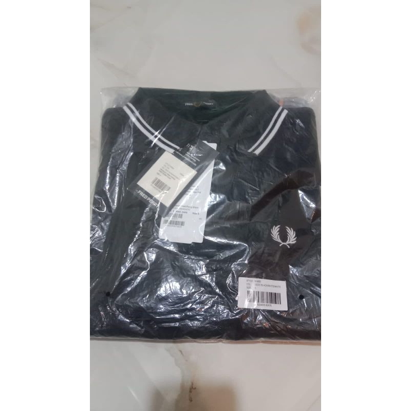 kaos polo fred perry kualitas original size M hitam lis putih