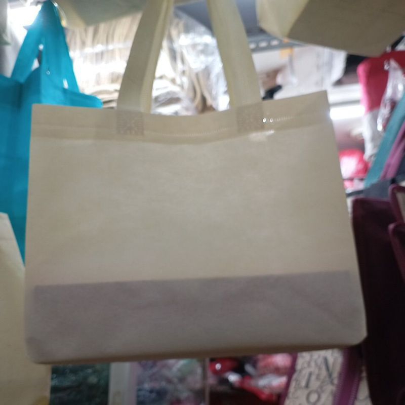 

tas spunbond buat brownis ukuran 27*12*22, harga yang tercantum diatas harga satu lusin isi 12 pcs