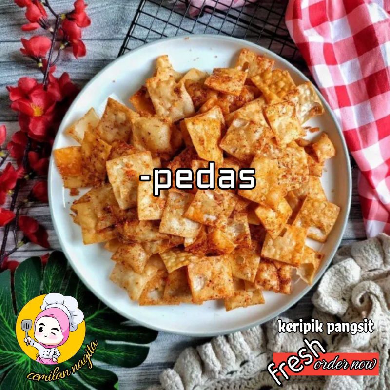 

cemilan keripik pangsit kotak sedang enak gurih halal varian pedas daun jeruk