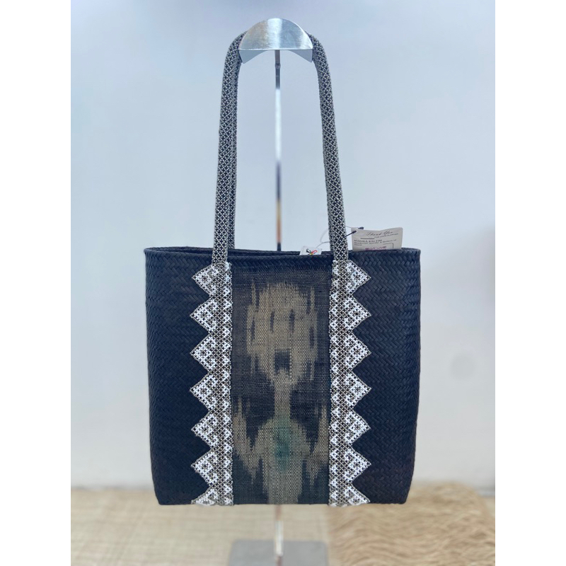 Manika Kaltim - Tote Bag Tanyonik Black Edition Tenun Motif Patung Dayak Kalimantan