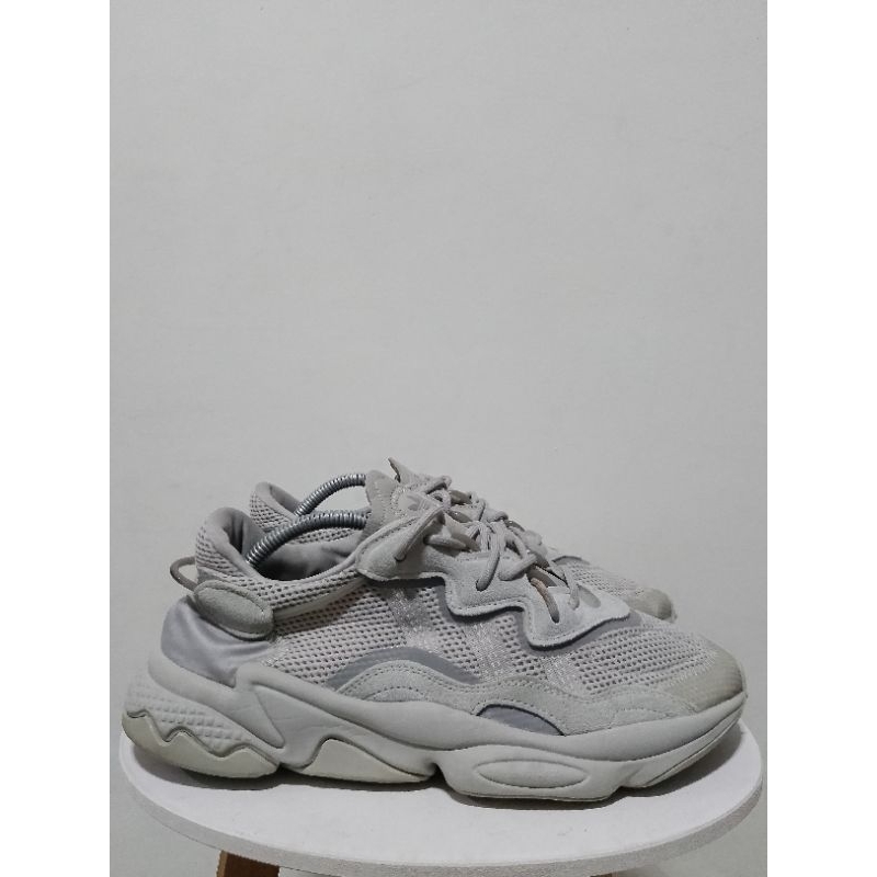 Sepatu second branded 4D1D45 Ozweego Grey Size 42⅔.Sepatu pria wanita