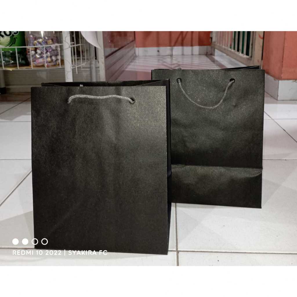 

PAPERBAG POLOS HITAM UKURAN (21,5 cm * 18 cm)