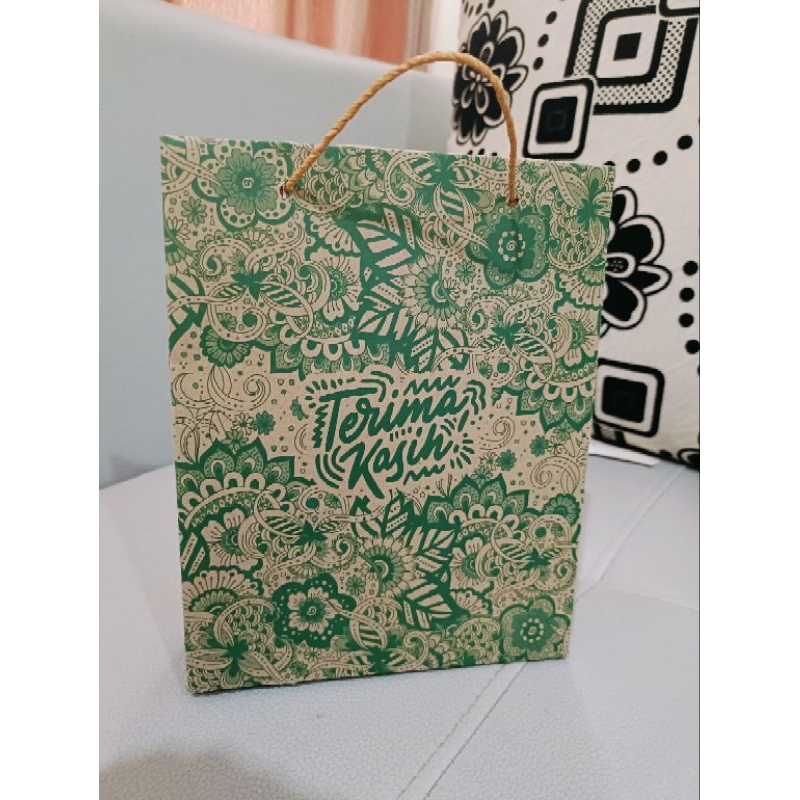 

25pcs Tas kertas batik ukuran tanggung bahan tebal