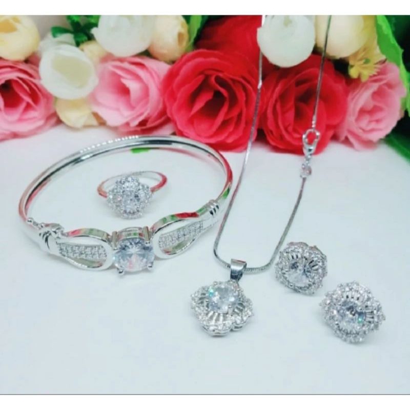 Set perhiasan wanita mata putih motif bunga cantik titanium