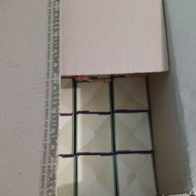 

KI3 Box kardus merah yyng