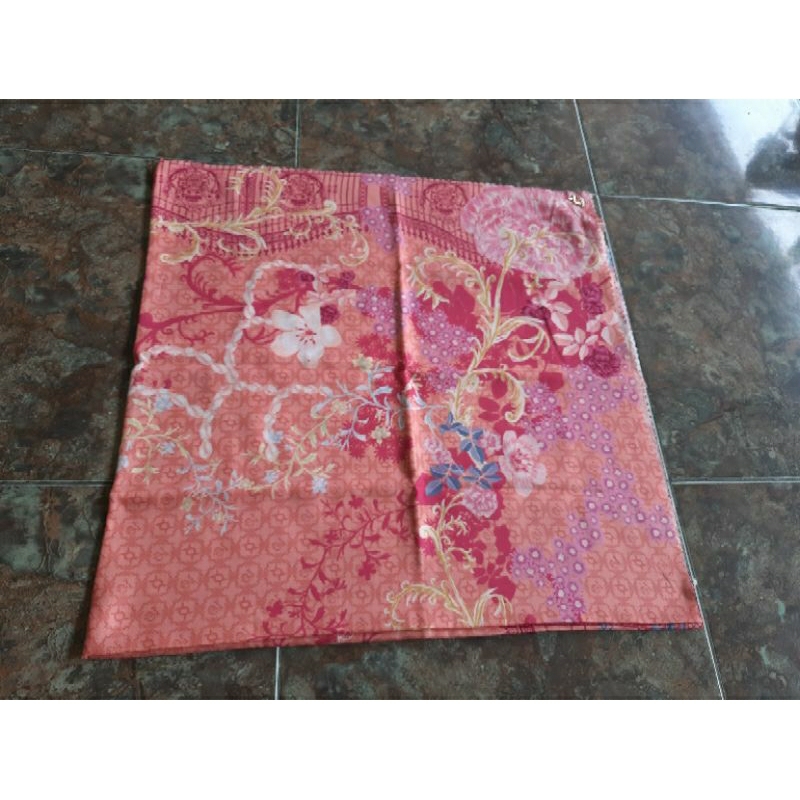 PL Royal Scarf Wearing Klamby