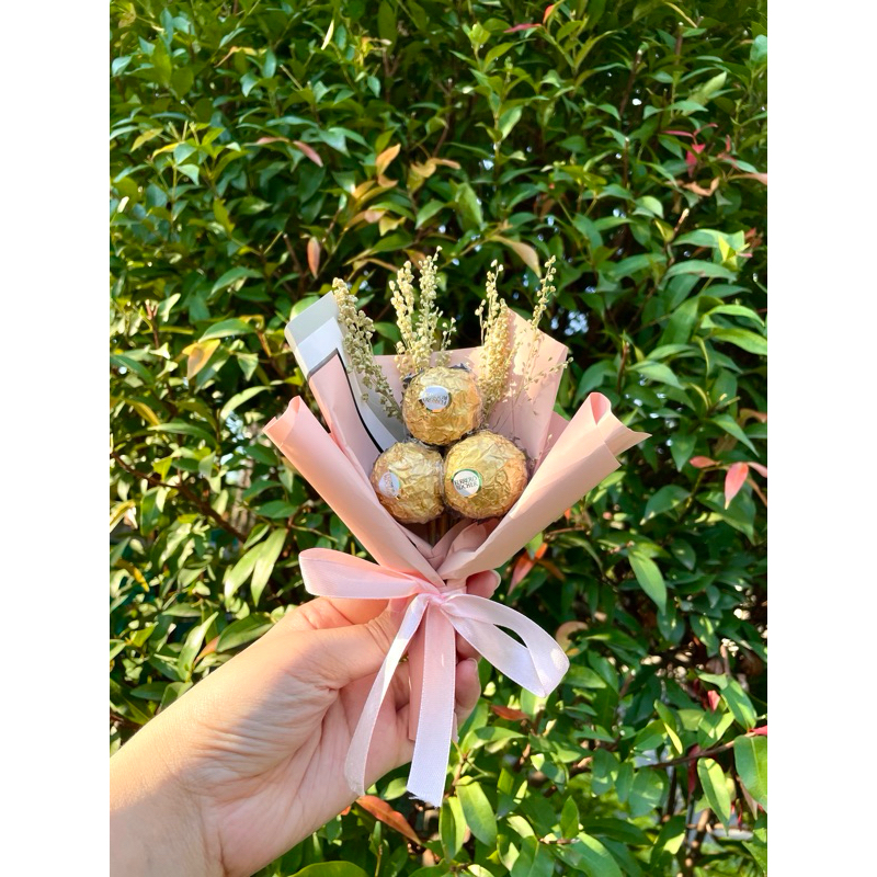 

[READY] Snack Bouquet | Buket Snack | Super Small Bouquet Ferero rocher Buket Ulang Tahun Buket Wisuda Buket Graduation