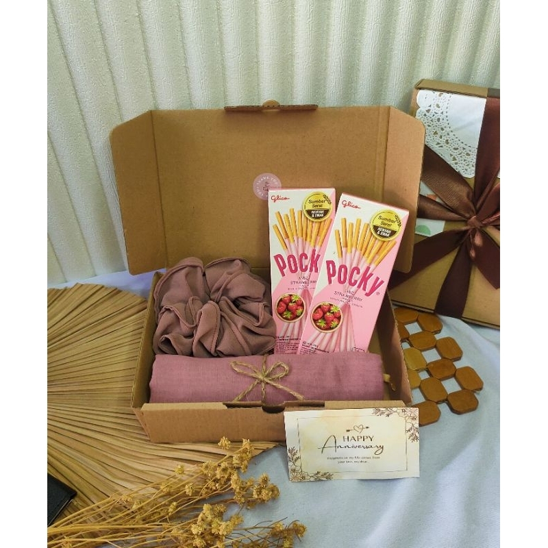 

Hampers hijab & snack/Gift Box Bella square/hadiah ulang tahun/kado teman/kado pacar/Free kartu ucapan