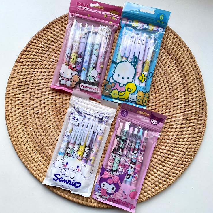 

Pulpen Set isi 6 Karakter Kartun Sanrio My Melody Kuromi Hello Kitty Cinamoroll Putih Pochacho Lucu Unik Alat Tulis Perlengkapan Sekolah Kado Hadiah Gift