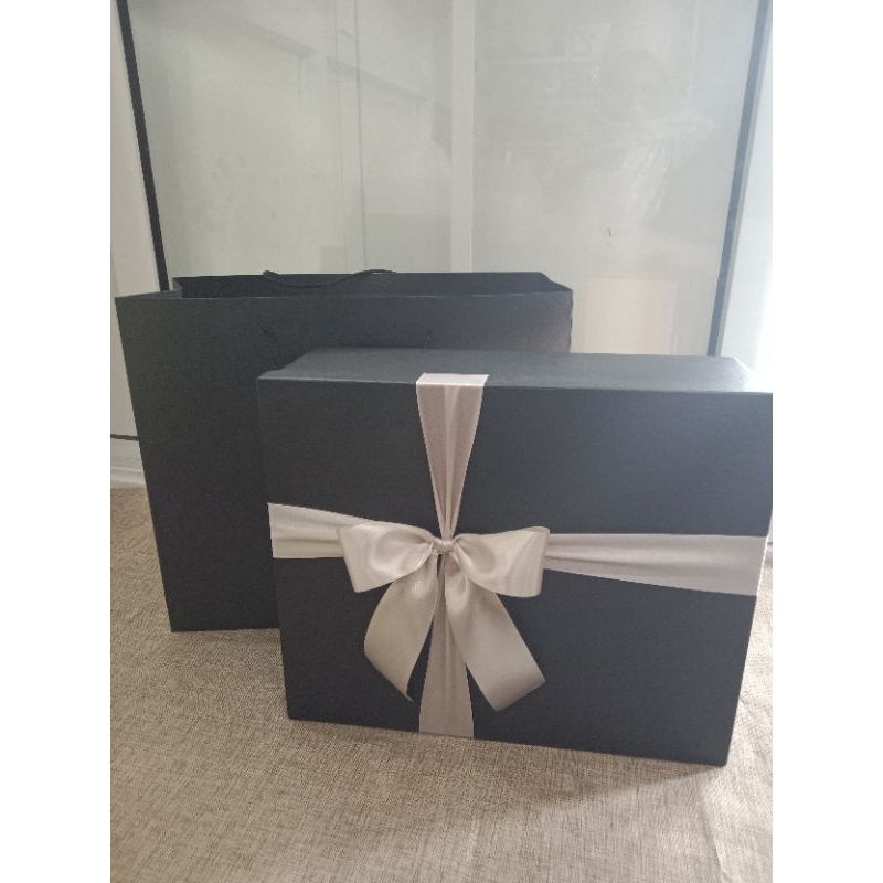 

Kotak kado + paperbag Hitam 30x25x10cm Free kertas cacahan & kartu ucapan