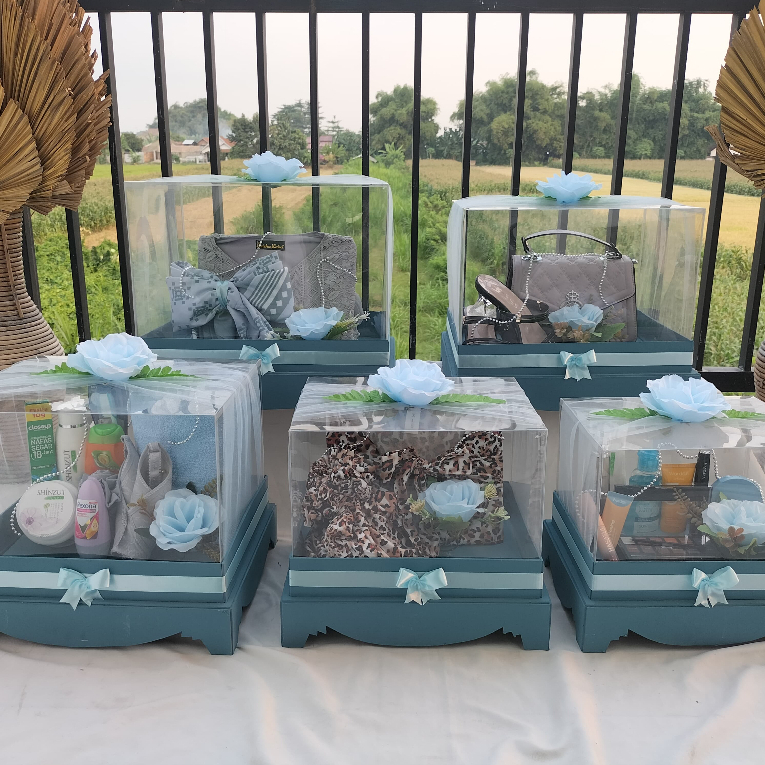 

BOX SESERAHAN ISI 5 BUNGA RANGKAI/ BOX HANTARAN PANGGUNG