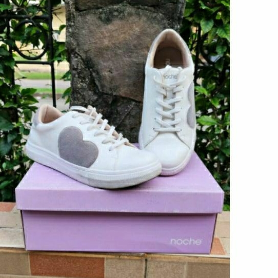 Preloved sepatu sneaker wanita second like new - preloved sepatu noche hush puppies second size 41 (