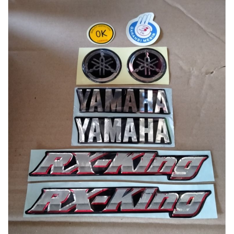 stiker emblem box aki yamah rx-king new 2001/2002 warna lis merah variasi chrome bh ok plus garansi 