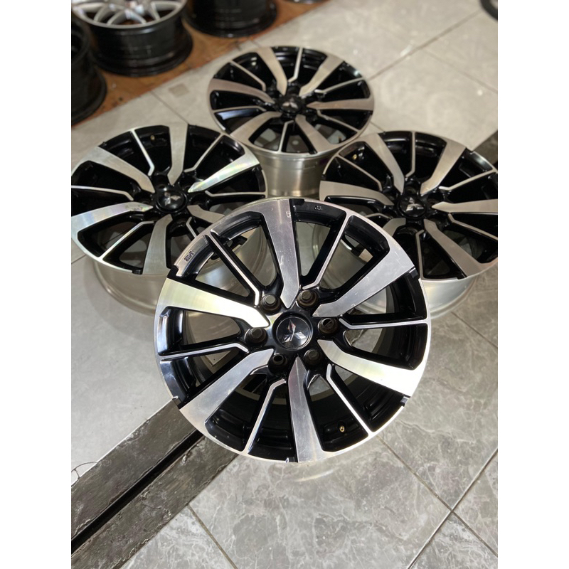 Velg R18 Oem Pajero (bekasan). Sumber Mulya wheels