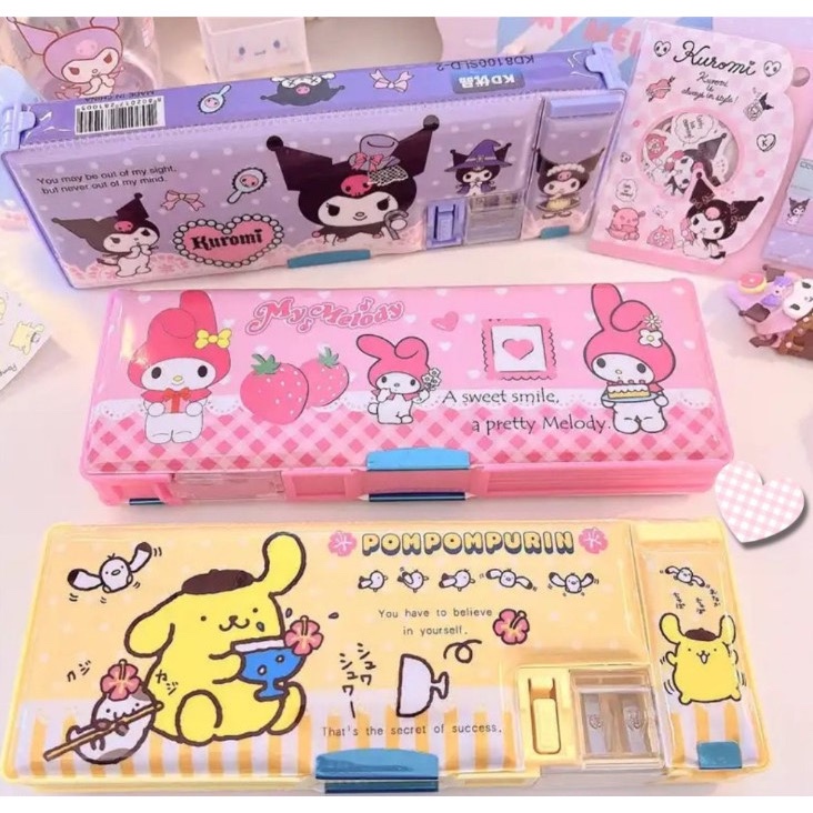 

Kotak Pensil anak gambar Sanrio Kuromi Melody Cinamorol kotak pensil Mekanik Serutan tutup magnet Anak Sekolah Mekanik Multifungsi Serbaguna Fullset Penggaris Gunting Original