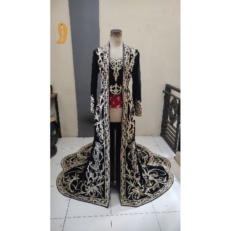 kebaya bludru ekor