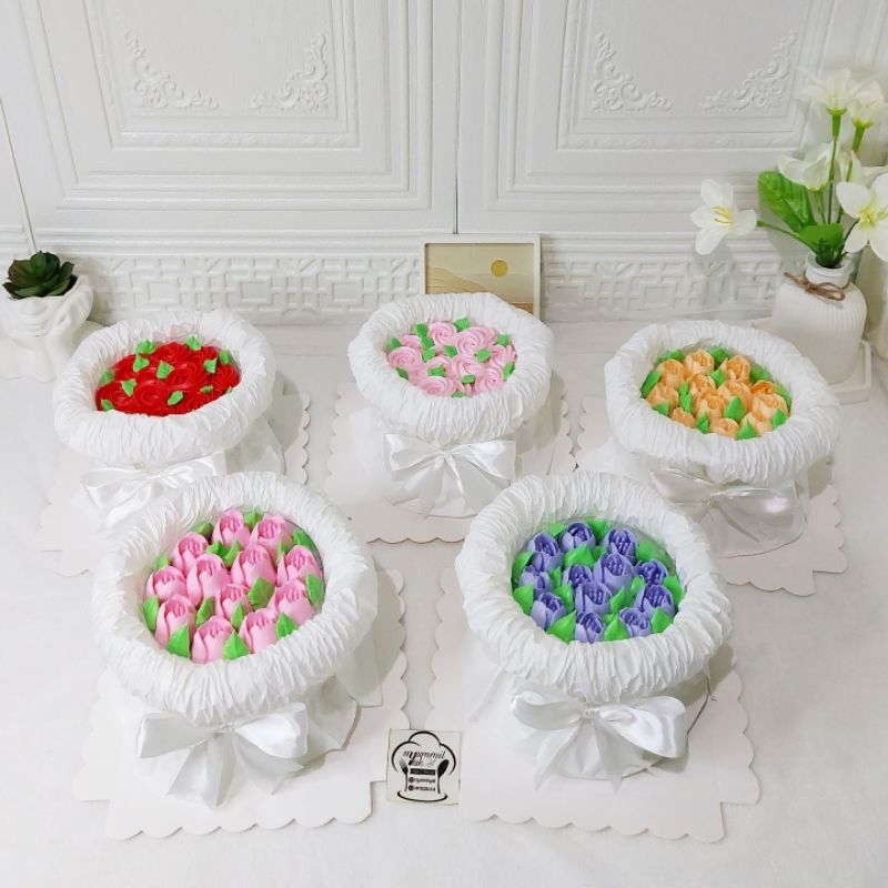 

Puffy Mini Bouqcakes / Mini Crown Cake / Mini Ribbon Cake